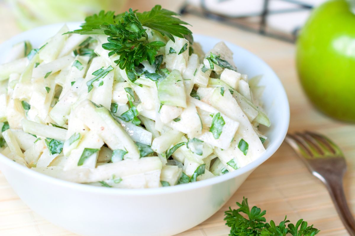Kohlrabi salad - not only tasty but also healthy