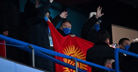 Kraj zmienia flagę. Teraz już dumnie wstaną z kolan