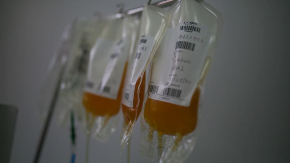 FDA zatwierdziło osocze w leczeniu COVID-19.
