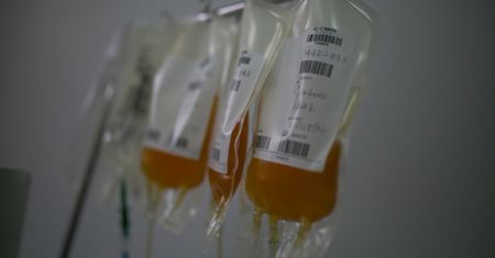 Amerykanie zezwalają na stosowanie osocza z krwi ozdrowieńców w leczeniu COVID-19