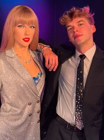 Jasper trzy razy idzie na film Taylor Swift. Czy on wie, że tam nie będzie piosenek-niespodzianek?