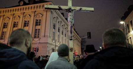 Katechetka na L4 niosła krzyż, ZUS odebrał jej świadczenia. Jest wyrok