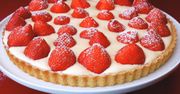 Szybki przepis na tartę z białą czekoladą i truskawkami. Idealny deser