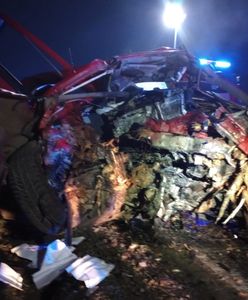 Kierowca uderzył w drzewo, nie żyje. Auto całkowicie zmasakrowane