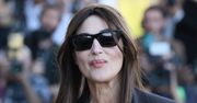 60-letnia Monica Bellucci świeci stanikiem na festiwalu filmowym. Towarzyszył jej Tim Burton