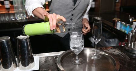 Nocna eskapada pijanych turystów w Gdańsku. Barman ma złamany nos
