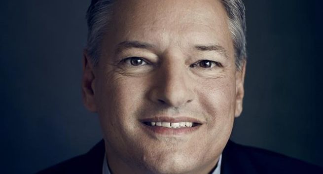 Ted Sarandos żałuje swojego porównania Netfliksa do HBO. Wyjaśnił też, dlaczego „Reniferek” odniósł sukces