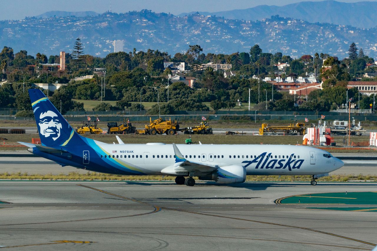 Alaska Airlines Boeing 737-9