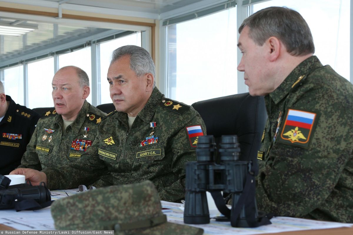 Siergiej Szojgu w otoczeniu oficerów rosyjskiego Sztabu Generalnego