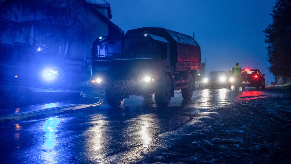 Przewodów, 18.11.2022. Pojazd wojskowy w Przewodowie, 18 bm. Siły rosyjskie przeprowadziły we wtorek po południu zakrojony na szeroką skalę atak rakietowy na Ukrainę, wymierzony głównie w obiekty energetyczne. Tego dnia na terenie leżącej blisko granicy z Ukrainą wsi Przewodów spadł pocisk, doszło do eksplozji w wyniku której zginęło dwóch obywateli Polski. (amb) PAP/Wojtek Jargiło
