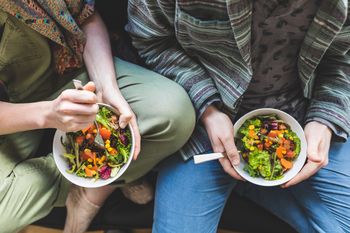 Tego absolutnie nie rób po jedzeniu. Organizm będzie miał trudności z trawienie,