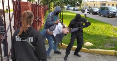 Powrót do szkoły na Białorusi. OMON siłą wyciągał uczniów