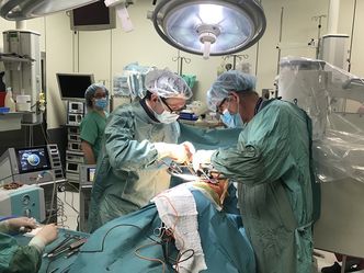 Minimalna płaca w szpitalach. 90 zł za skomplikowaną operację. Związkowcy oburzeni