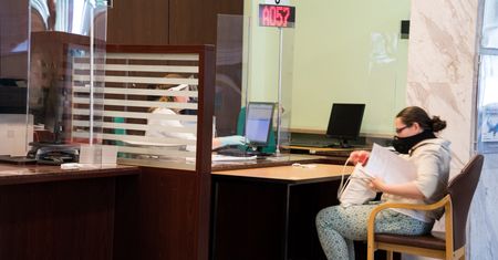 Co z wypłatami na kwarantannie? Nie wszyscy dostaną pieniądze