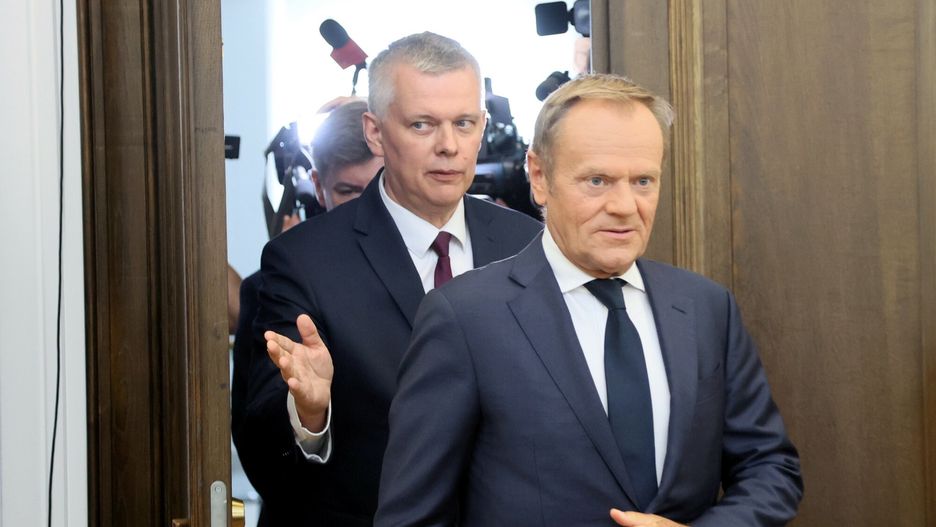 Szef MSWiA i koordynator służb specjalnych Tomasz Siemoniak oraz premier Donald Tusk