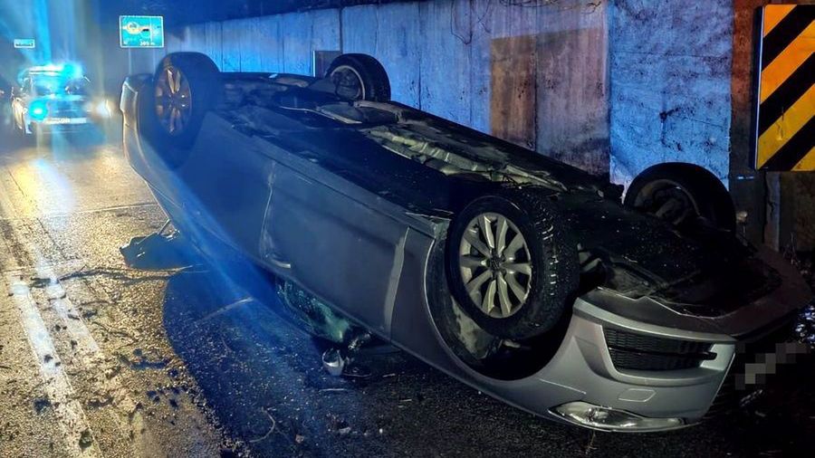 Piekary Śląskie. Kierowca przeżył dachowanie.