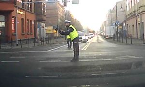 Policjant miał już dość. Nagle ruszył w stronę auta. Nagrali go