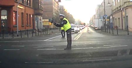 Policjant miał już dość. Nagle ruszył w stronę auta