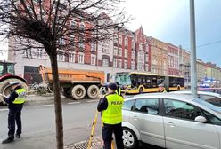 Poważny wypadek w Gliwicach. Autobus z 30 pasażerami wjechał w tył ciągnika