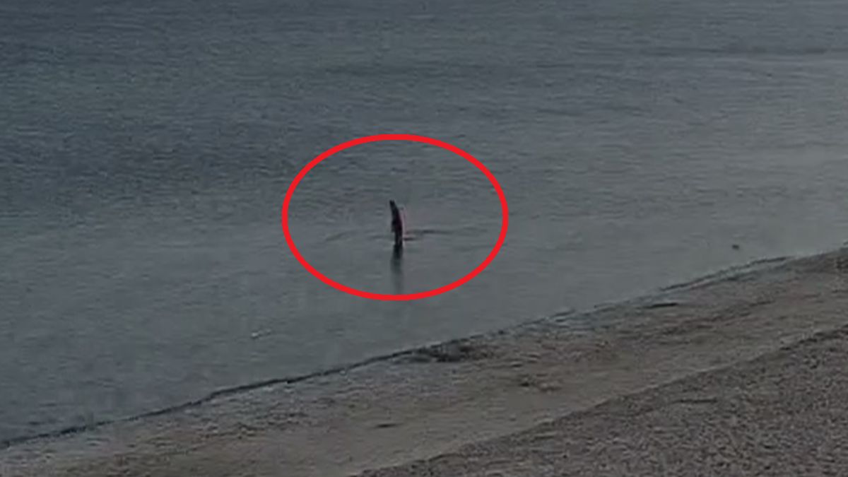 Ujęcie z Kołobrzegu. Ktoś zażywał porannej kąpieli w morzu.