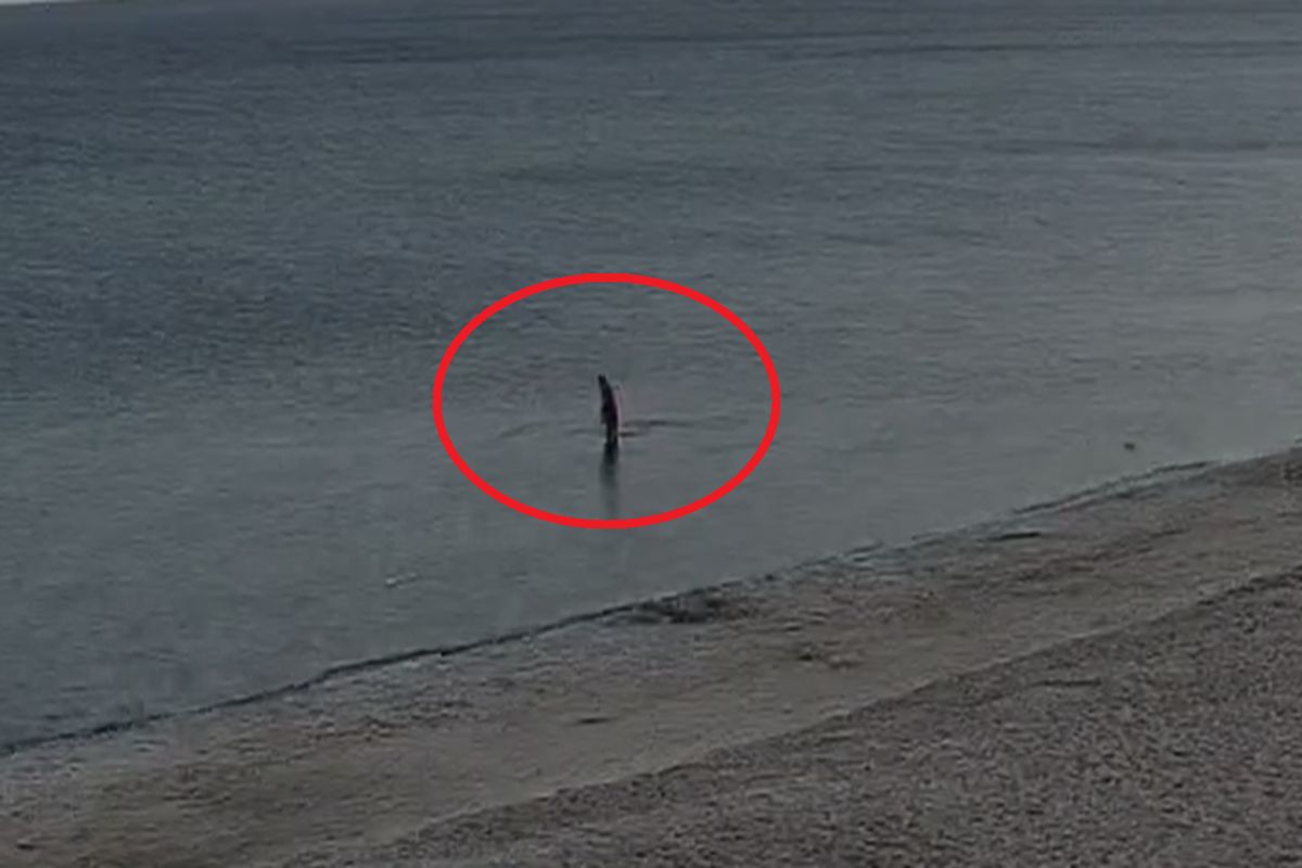 Poranna kąpiel w Kołobrzegu. Ujęcie znad Bałtyku