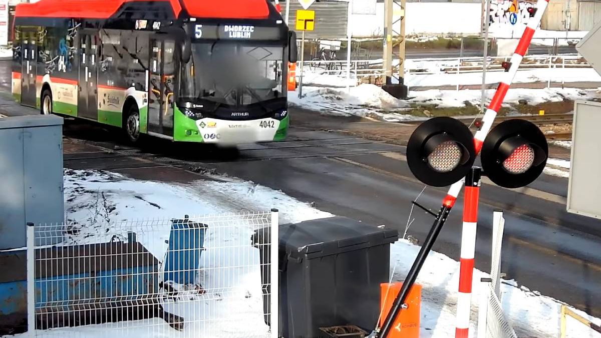 Kierowca autobusu linii nr 5 wjechał na przejazd kolejowy w Świdniku na czerwonym świetle