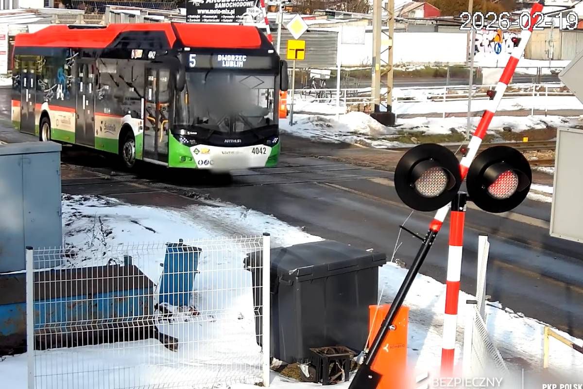 Kierowca autobusu wjechał na przejazd na czerwonym świetle. PKP PLK: „Materiał z monitoringu zostanie przekazany policji” [WIDEO]