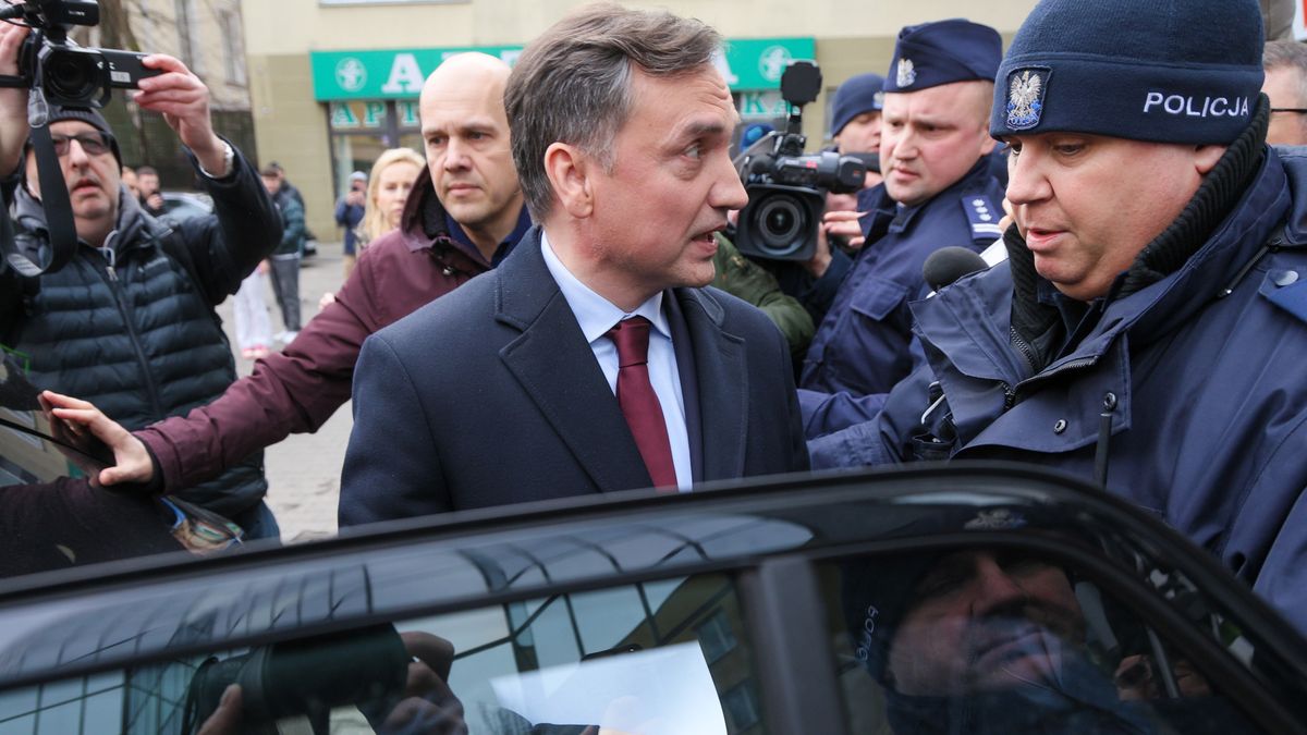 Warszawa, 31.01.2025. Były minister sprawiedliwości, poseł PiS Zbigniew Ziobro (C) zatrzymany przez policję przed siedzibą studia Telewizji Republika w Warszawie, 31 bm. Zgodnie z decyzją sądu, polityk ma zostać doprowadzony na posiedzenie komisji śledczej ds. Pegasusa. (jm) PAP/Rafał Guz