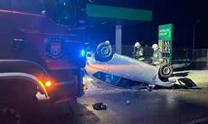 Dachowanie przy stacji benzynowej. Kierowca zniknął bez śladu