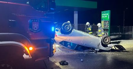 Dachowanie przy stacji benzynowej. Kierowca zniknął bez śladu