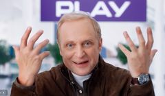 Piotr Adamczyk gra zadowolonego klienta w nowej reklamie Play
