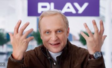 Piotr Adamczyk gra zadowolonego klienta w nowej reklamie Play