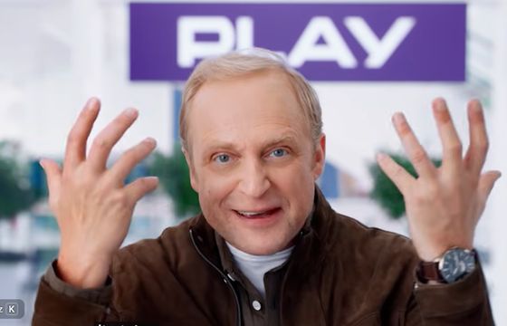 Piotr Adamczyk gra zadowolonego klienta w nowej reklamie Play
