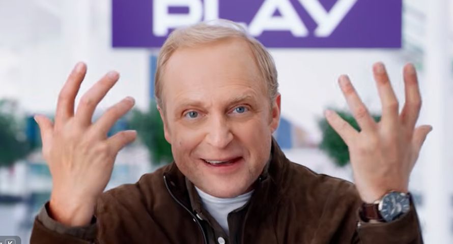 Piotr Adamczyk gra zadowolonego klienta w nowej reklamie Play