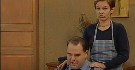 Seriale lat 90. Z którego z nich jest bohater ze zdjęcia?
