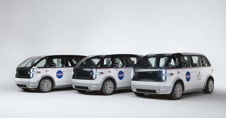 Ich pojazdy będą przewozić astronautów, którzy polecą na Księżyc