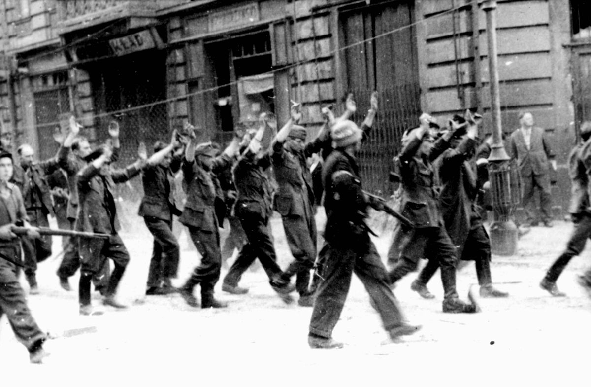 Niemcy wzięci do niewoli przez Powstańców. Sierpień 1944 r. 