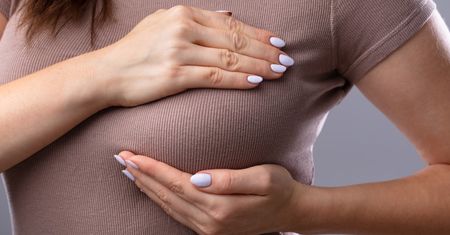 Kłujący ból w piersiach - charakterystyka, przyczyny, diagnostyka