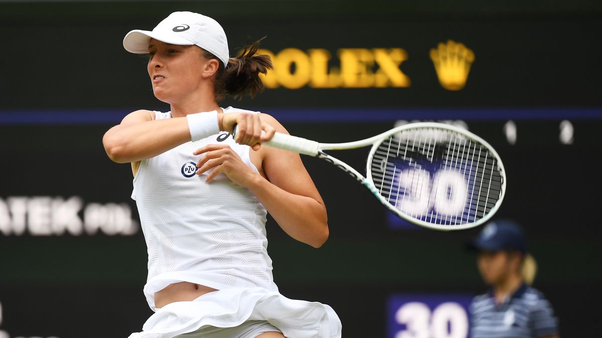Iga Swiatek of Poland hits a forehand in the women's first round match against Jana Fett of Croatia at the Wimbledon Championships, in Wimbledon, Britain, 28 June 2022. EPA/ANDY RAIN EDITORIAL USE ONLY Dostawca: PAP/EPA.