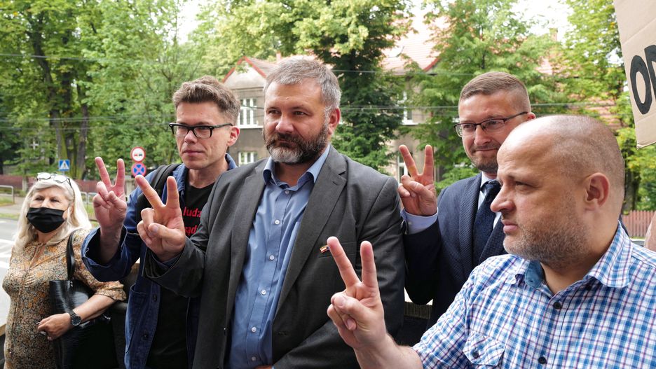 Sędziowie Paweł Juszczyszyn i Waldemar Żurek z kolejnymi zarzutami. Na zdjęciu od lewej: sędziowie Igor Tuleya, Waldemar Żurek , Paweł Juszczyszyn oraz Piotr Gąciarek przed budynkiem Sądu Apelacyjnego w Katowicach