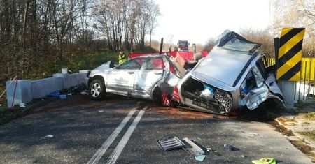 Auto w strzępach. W tragicznym wypadku zginęły trzy osoby