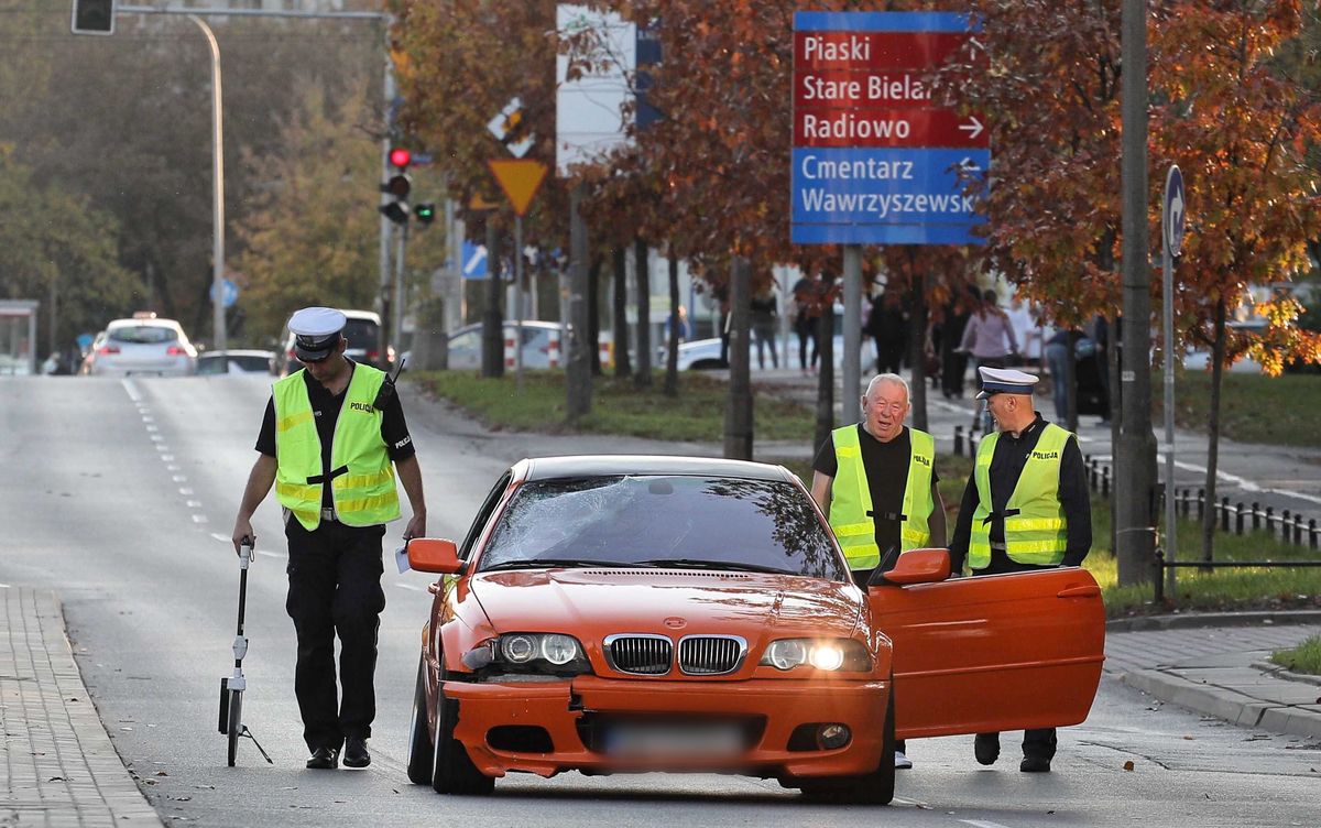 Warszawa. Wypadek na Sokratesa. Służby policyjne na miejscu, gdzie doszło do śmiertelnego potrącenia mężczyzny przechodzącego przez przejście dla pieszych