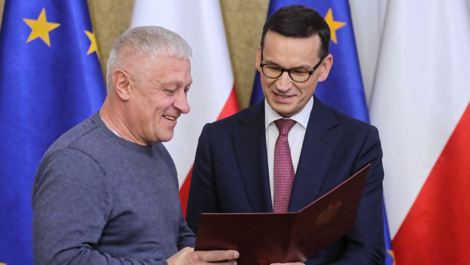 Premier Mateusz Morawiecki wręcza akty nadania obywatelstwa polskiego repatriantom podczas spotkania w Domu Polonii w Pułtusku - 19 października 2018  r. 