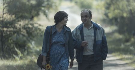 Arkadiusz Jakubik jako Jacek Kuroń. Zdjęcia z filmową żoną