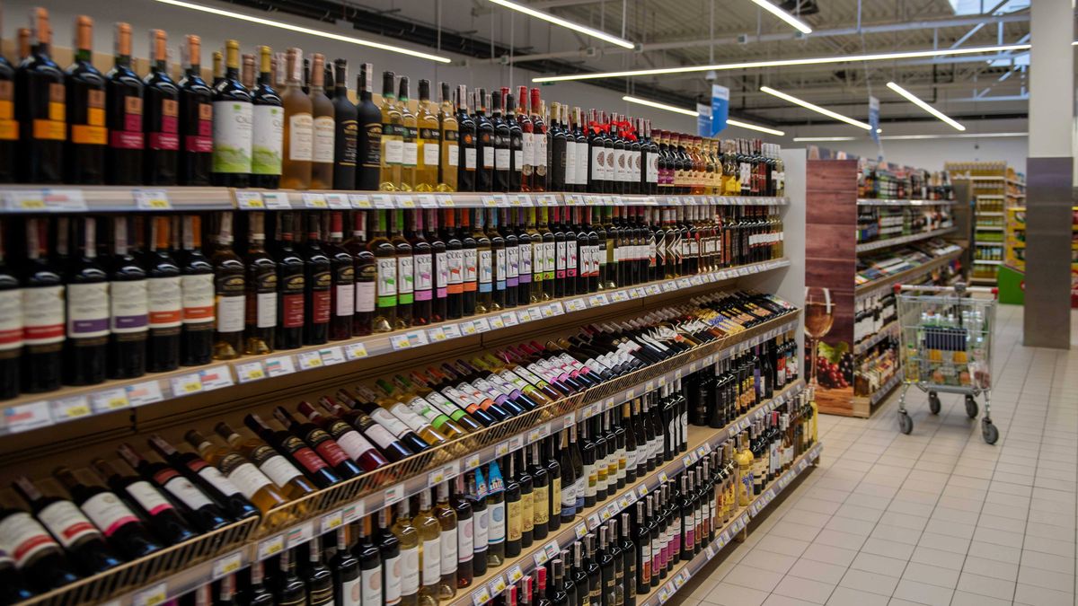 Stoisko alkoholowe
Be�chat�w, 5.12.2019. Stoisko alkoholowe, 5 bm. w jednym z be�chatowskich market�w. (gm/doro) PAP/Grzegorz Micha�owski
Grzegorz Micha�owski
alkohol, handel, ilustracja, ilustracje, napoje alkoholowe, p�ki sklepowe, Stoisko alkoholowe, wino, zakupy, sklep