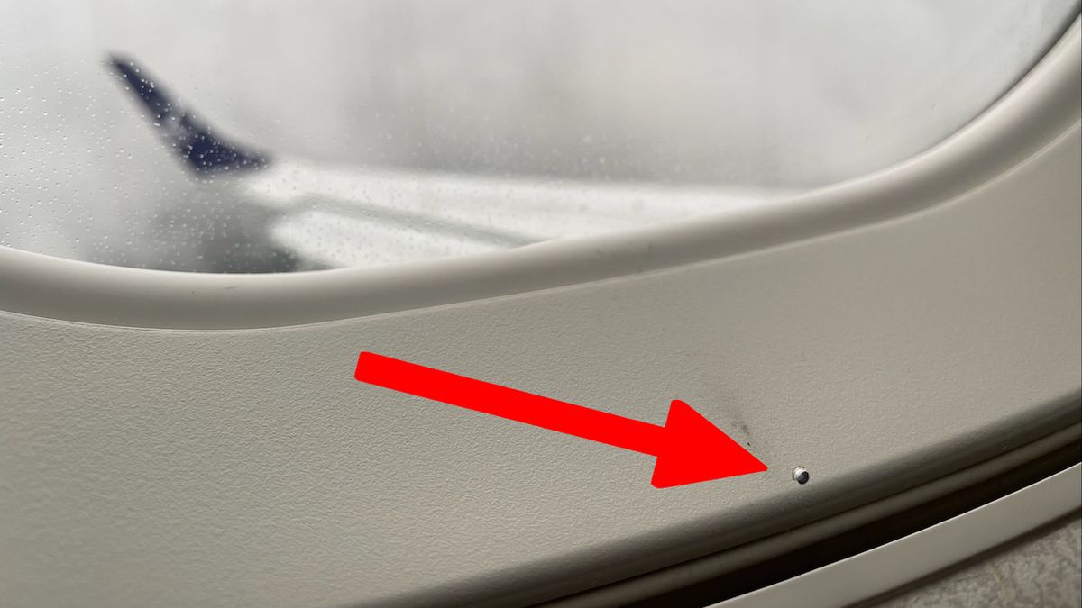 Niewielki otwór znajduje się w środkowej z trzech warstw składających się na szybę w oknie samolotu