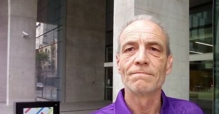 Podaje się za syna księcia Karola i księżnej Kamili. Przedstawia "dowody"