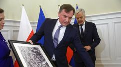 "Co ma piernik do wiatraka?!". Dziennikarz zdumiony prezentem od Ziobry