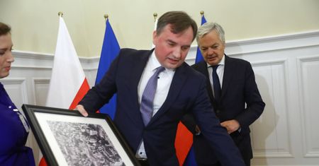 "Co ma piernik do wiatraka?!". Dziennikarz zdumiony prezentem od Ziobry