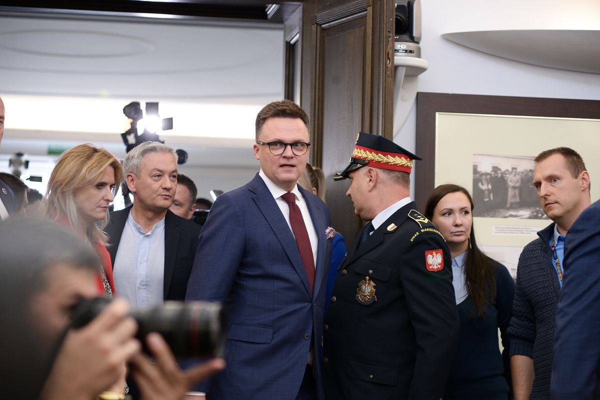 Marszałkiem Sejmu zostanie Szymon Hołownia - ale tylko do listopada 2025 roku. Później nastąpi zmiana na przedstawiciela Nowej Lewicy - Włodzimierza Czarzastego 